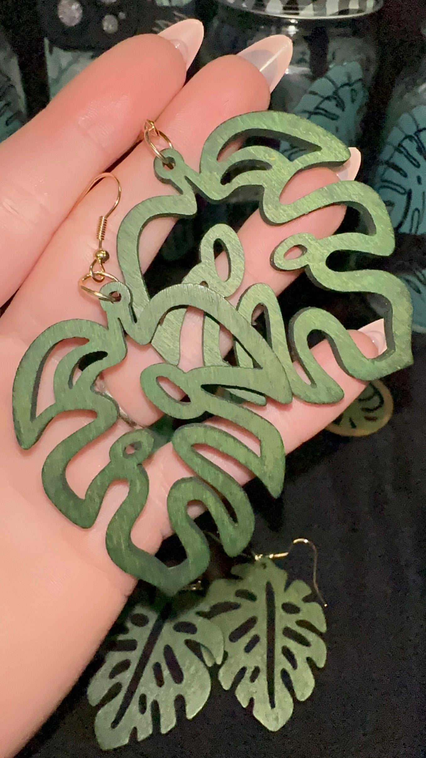 Wooden monstera outline