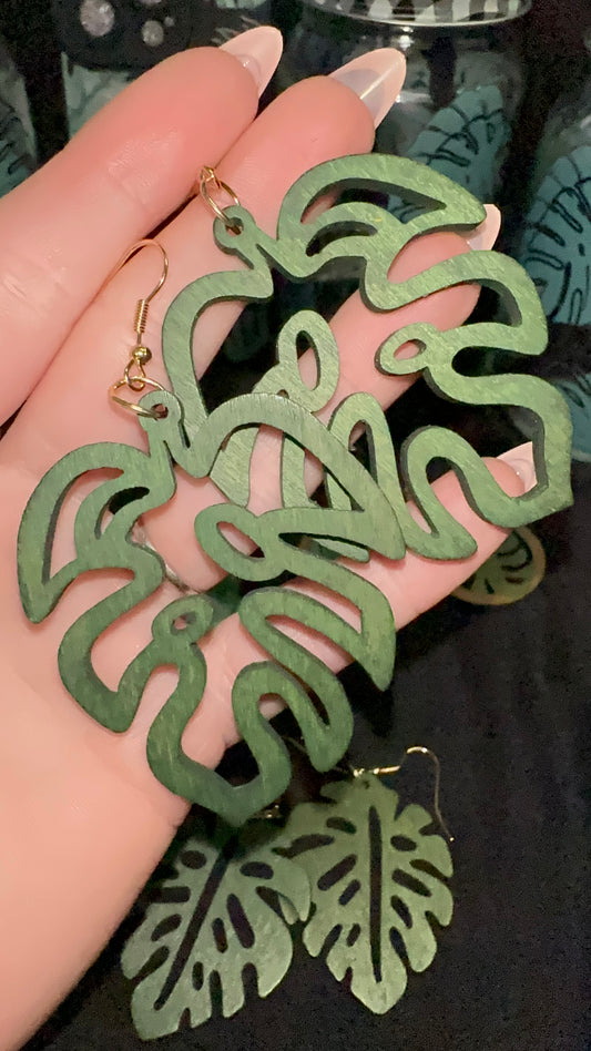 Wooden monstera outline