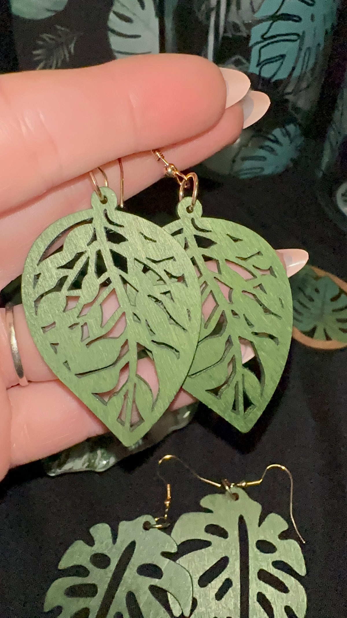Round wooden leaf