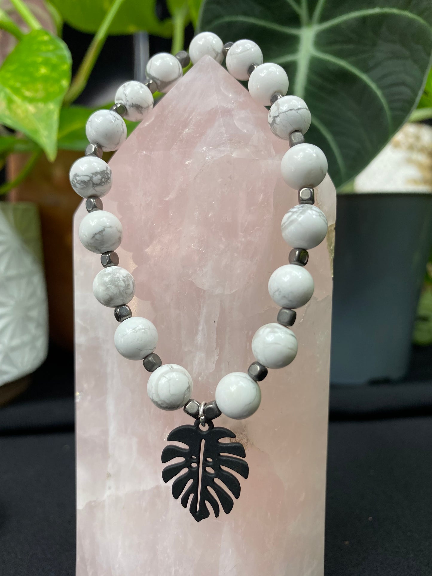 Howlite Monstera