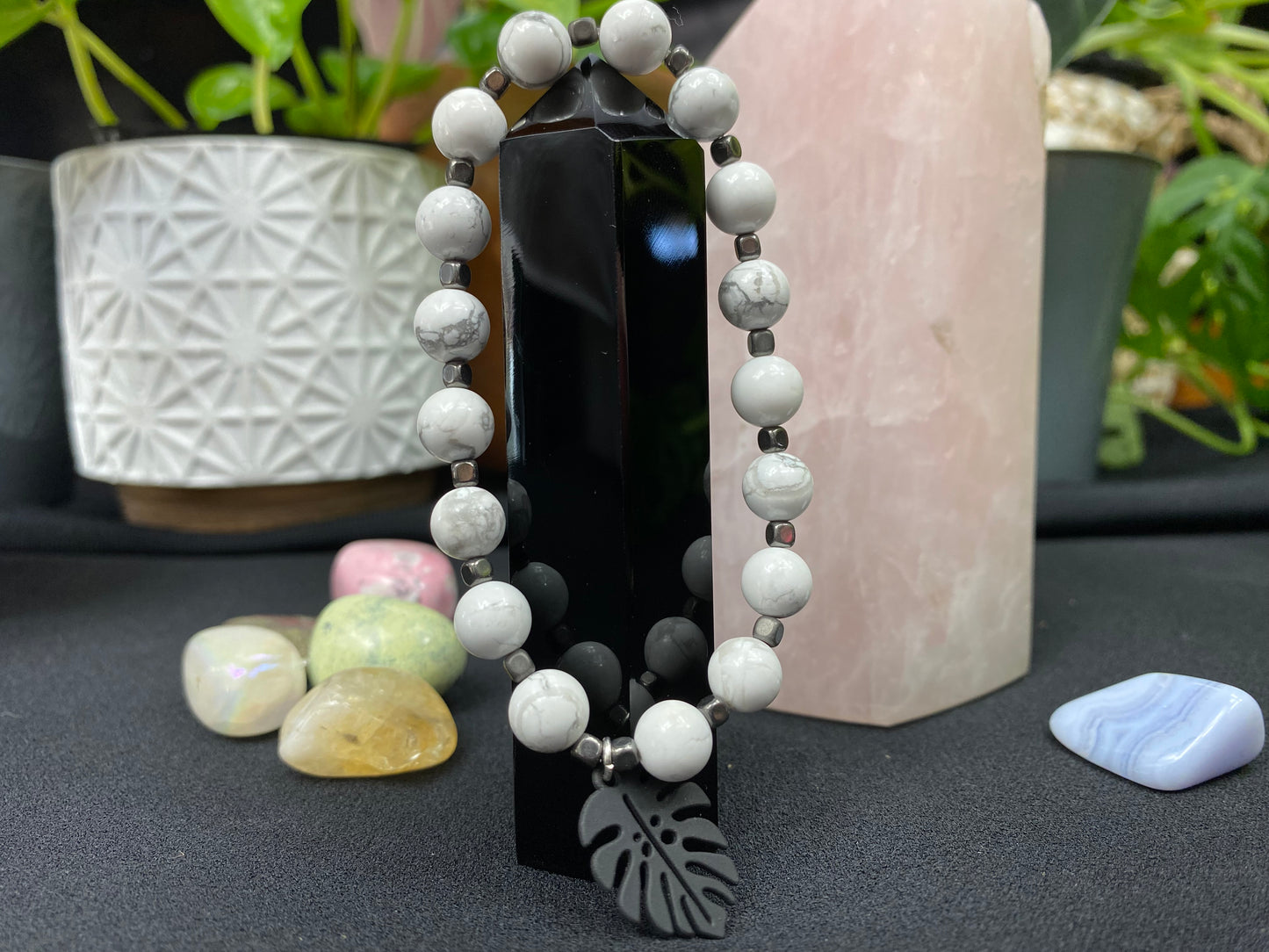 Howlite Monstera