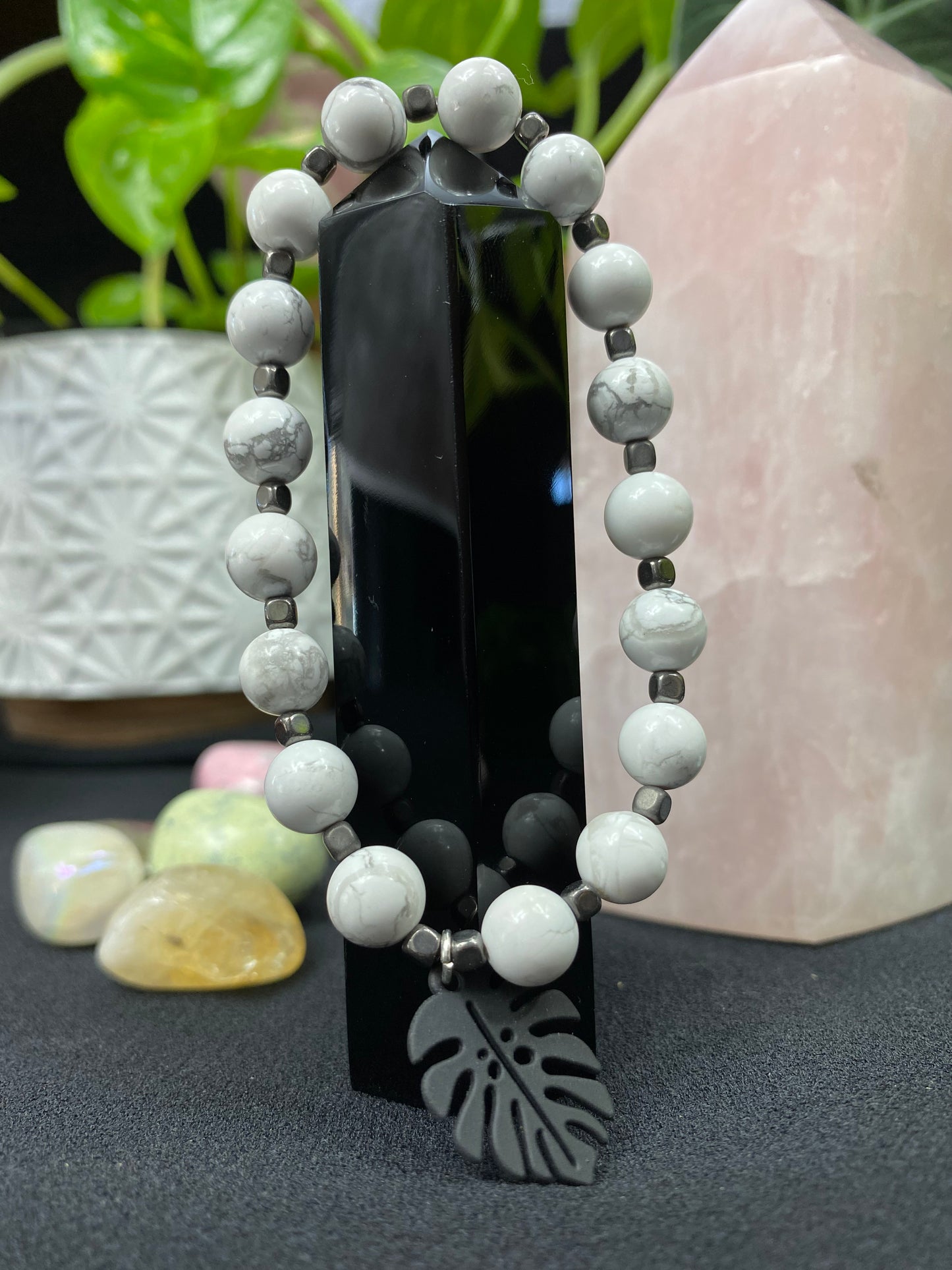 Howlite Monstera